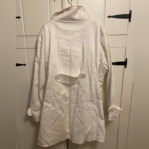 Heavy white twill coat with tabbed cuffs and back belting. - Picture 4 of 5